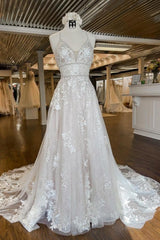 Beautiful A-Line V-neck Lace Wedding dresses With Spaghetti Straps
