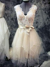 A-line V-neck Tulle Knee-length Wedding Dresses with Appliques Lace