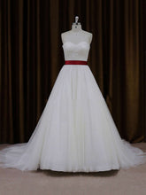 Elegant Ball Gown Sweetheart Tulle Court Train Wedding Dress with Appliques Lace