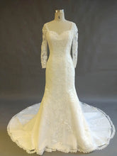 Elegant Trumpet/Mermaid V-neck Tulle Court Train Wedding Dress