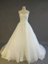 Gorgeous Sweetheart Tulle Court Train Wedding Dress with Appliques Lace