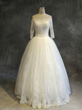 Elegant Off-the-shoulder Tulle Ball Gown Wedding Dress with Appliques Lace