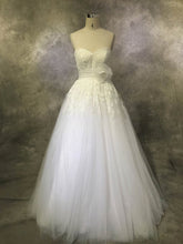 Floor-length Ball Gown Sweetheart Wedding Dresses with Appliques Lace