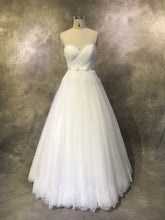 Elegant Ball Gown Sweetheart Tulle Floor-length Wedding Dress With Appliques Lace