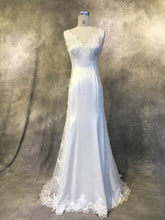 Gorgeous Trumpet/Mermaid V-neck Satin Tulle Court Train Wedding Dresses With Appliques Lace