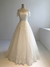 Gorgeous Off-the-shoulder Tulle Ball Gown Wedding Dresses with Lace Appliques