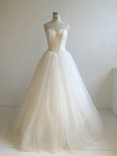Gorgeous Sweetheart Ball Gown Wedding Dress with Appliques & Lace