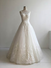 Elegant Wedding Gown with Appliques Lace: Ball Gown Illusion Tulle Floor-length
