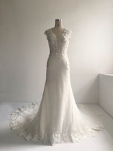 Elegant Trumpet/Mermaid V-neck Tulle Court Train Wedding Dress with Appliques Lace