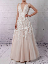 V-neck Tulle Ball Gown Wedding Dress With Appliques Lace