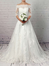 Elegant Ball Gown Off-the-shoulder Tulle Wedding Dress With Appliques Lace