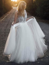 Stunning V-neck Tulle Ball Gown Wedding Dress With Appliques Lace