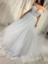 Elegant Off-the-shoulder Tulle Ball Gown Wedding Dress With Appliques Lace
