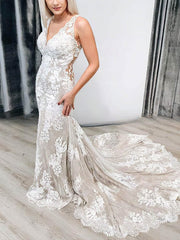 Trumpet/Mermaid V-neck Tulle Court Train Wedding Dress With Appliques Lace