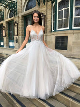 Stunning V-neck Tulle Ball Gown Wedding Dress with Appliques Lace