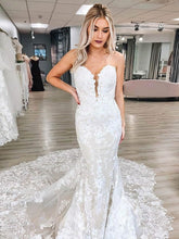 Elegant Trumpet/Mermaid V-neck Tulle Court Train Wedding Dress With Appliques Lace