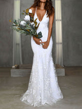V-neck Lace Trumpet/Mermaid Sweep Train Wedding Dresses