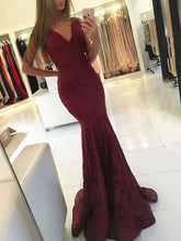 Trumpet/Mermaid V-neck Lace Prom Dresses with Sweep Train
