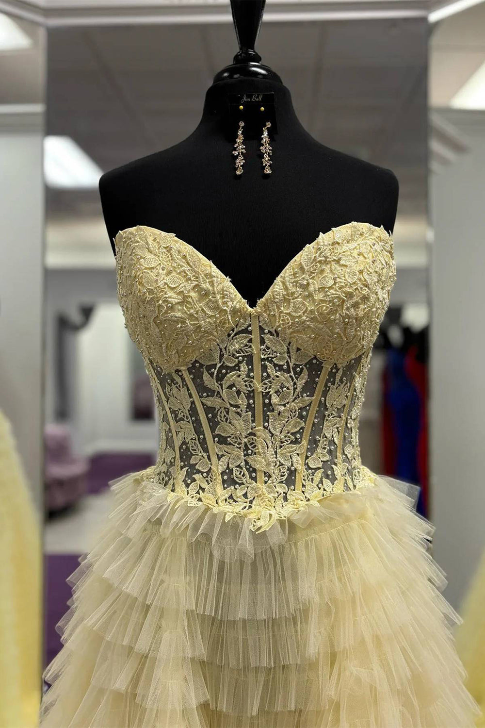 Elegant Pink Sweetheart Corset A-Line Prom Dress Featuring Appliques