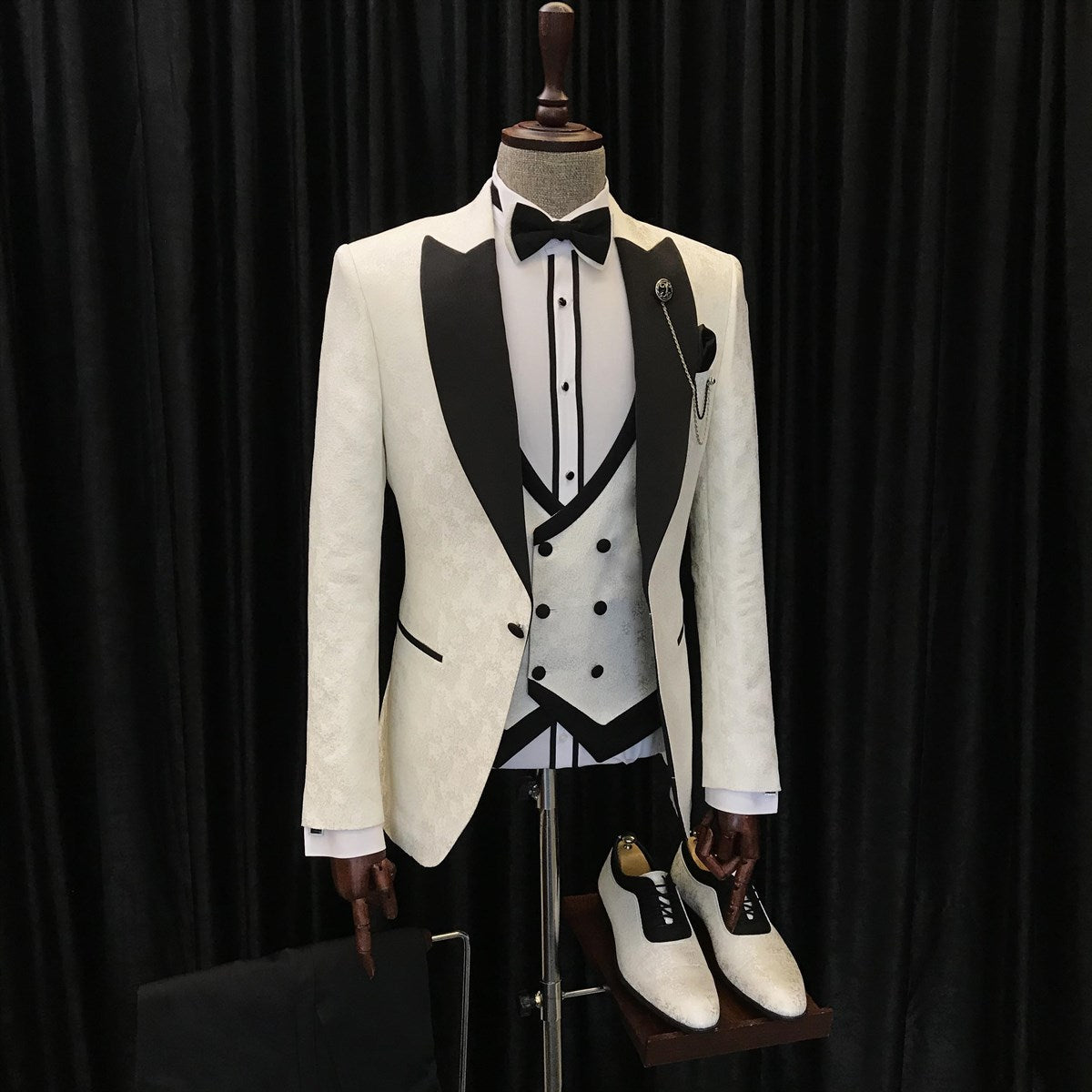 New Arrival White Jacquard Alvin Three-Piece Wedding Suits with Black Peaked-Lapels