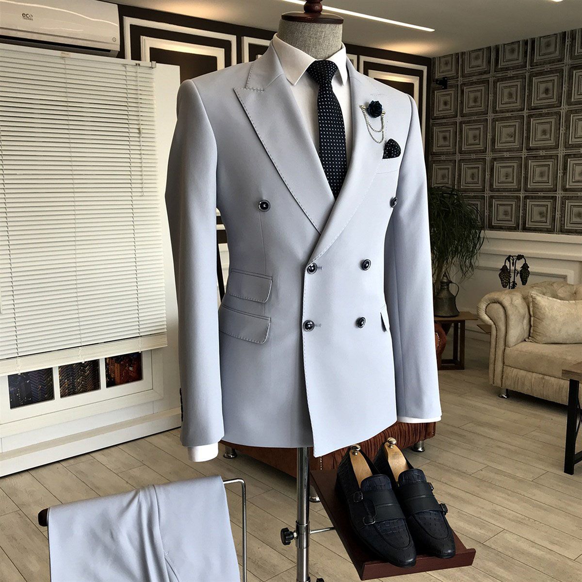 New Arrival Double-Breasted Wedding Suits with Peaked Lapel for Man