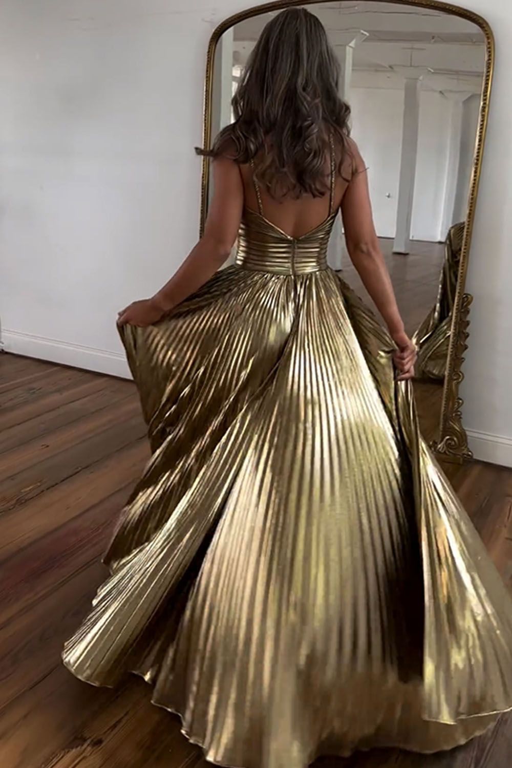 Elegant Green Pleated Halter Neck A-Line Prom Dress with Sparkly Details and Keyhole Slit