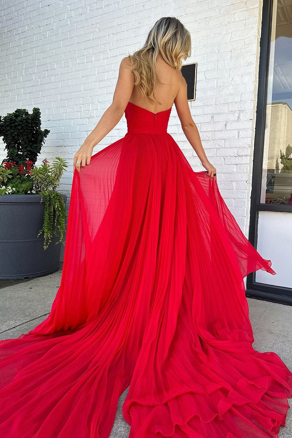 Sweetheart Red A-Line Chiffon Prom Dress with Pleats and Slit