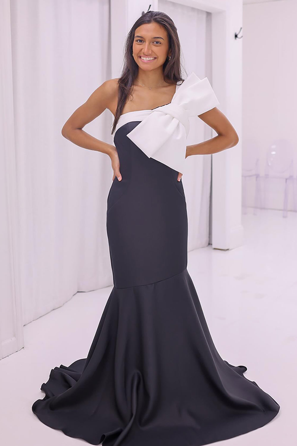 Long Black Satin Prom Dress with One Shoulder and White Bow in Mermaid Style