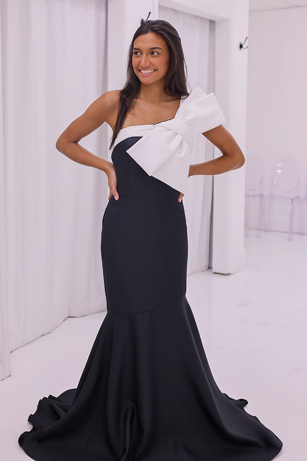 Long Black Satin Prom Dress with One Shoulder and White Bow in Mermaid Style