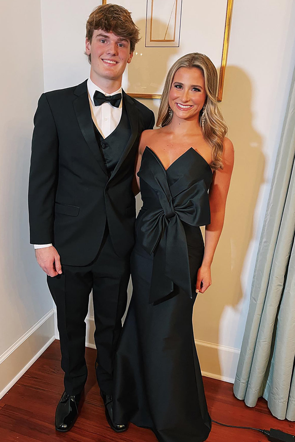 Elegant Black Sweetheart Mermaid Prom Gown in Satin with Bow