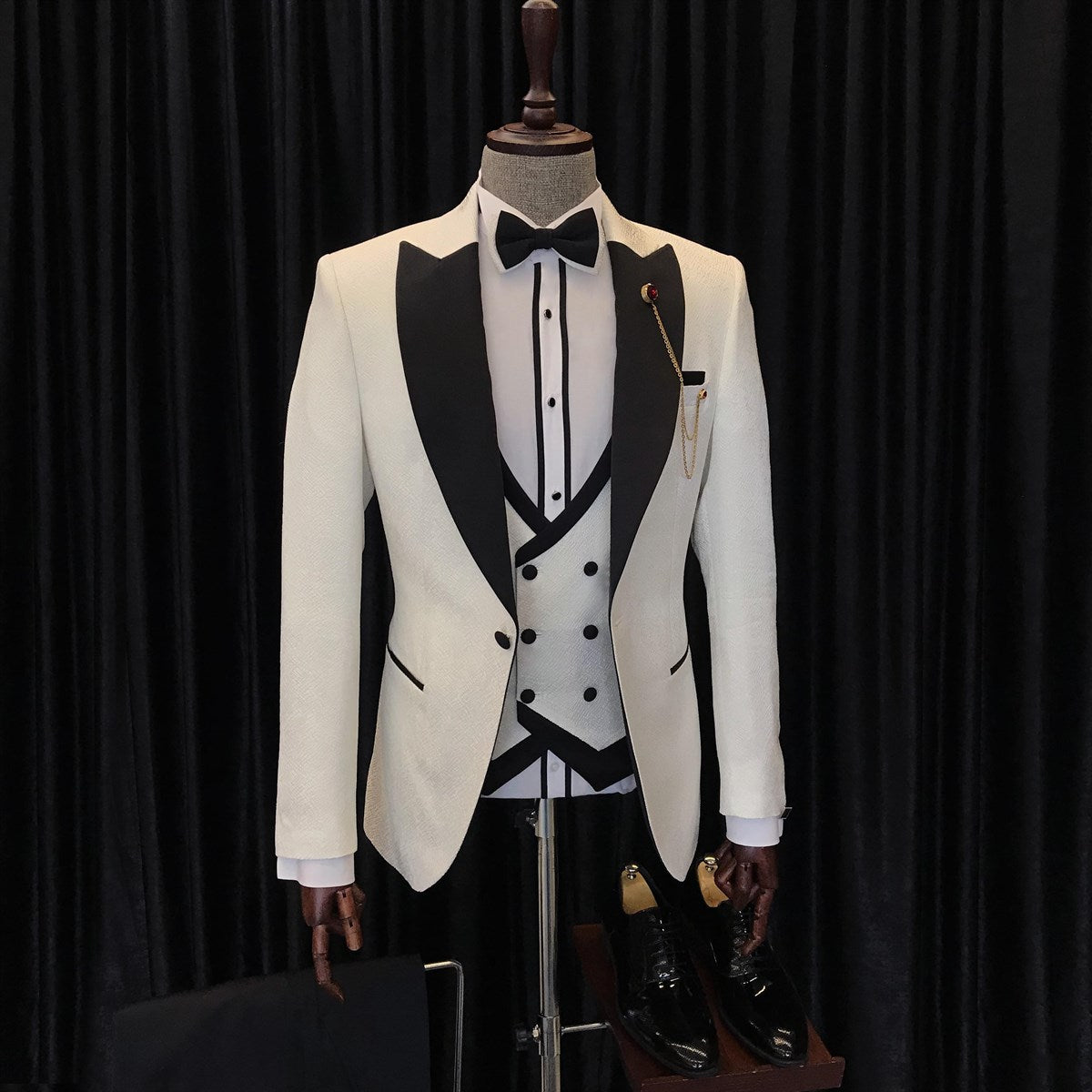 Antony Fashion White Three-Piece Wedding Men's Suits with Black Peaked Lapel
