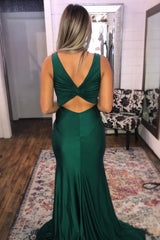 Long Dark Green Prom Dress Featuring a Keyhole V-Neck and Front Split