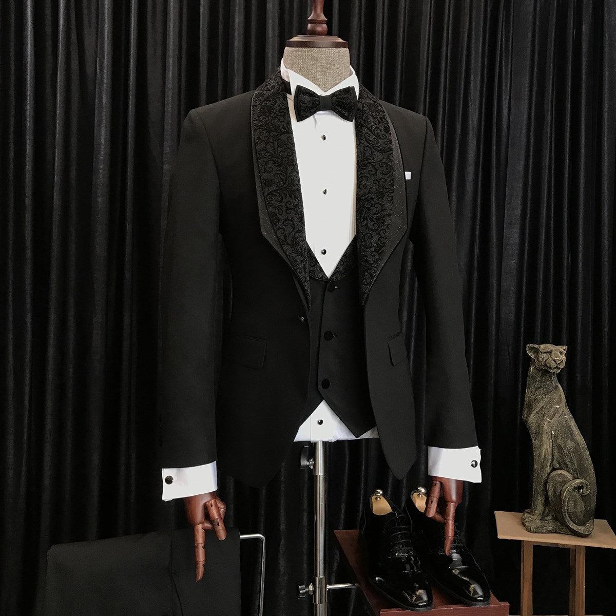 Stylish Slim-Fit Black Wedding Men's Suits with Special Jacquard Lapel