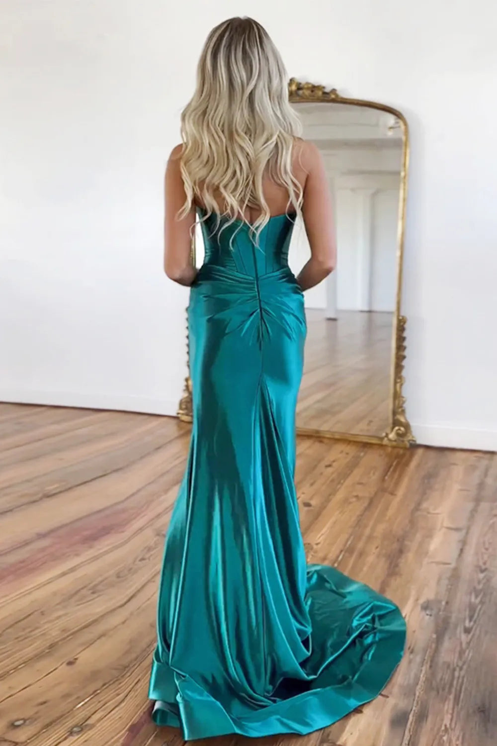 Elegant Sweetheart Prom Corset in Mermaid Green with a Stylish Split