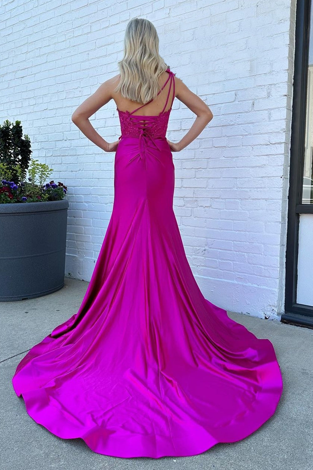 Stylish Fuchsia One-Shoulder Mermaid Corset Prom Gown with Ruched Detail and Appliques