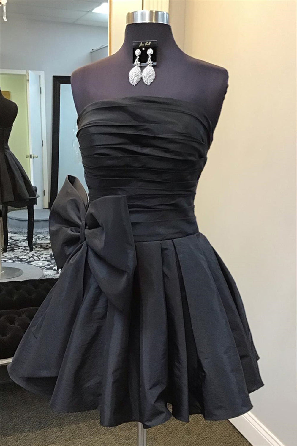 A-Line Green Strapless Satin Short Homecoming Dress/Mini Dress with Bowknot