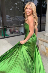 Elegant Green Pleated Halter Neck A-Line Prom Dress with Sparkly Details and Keyhole Slit