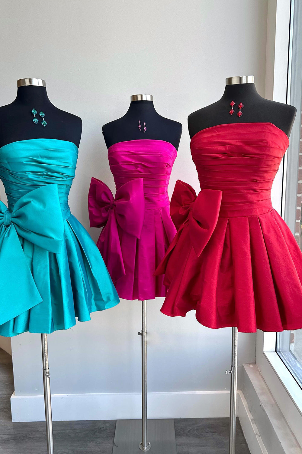 Red Strapless A-Line Satin Short Homecoming Dress/Mini Dress with Bowknot