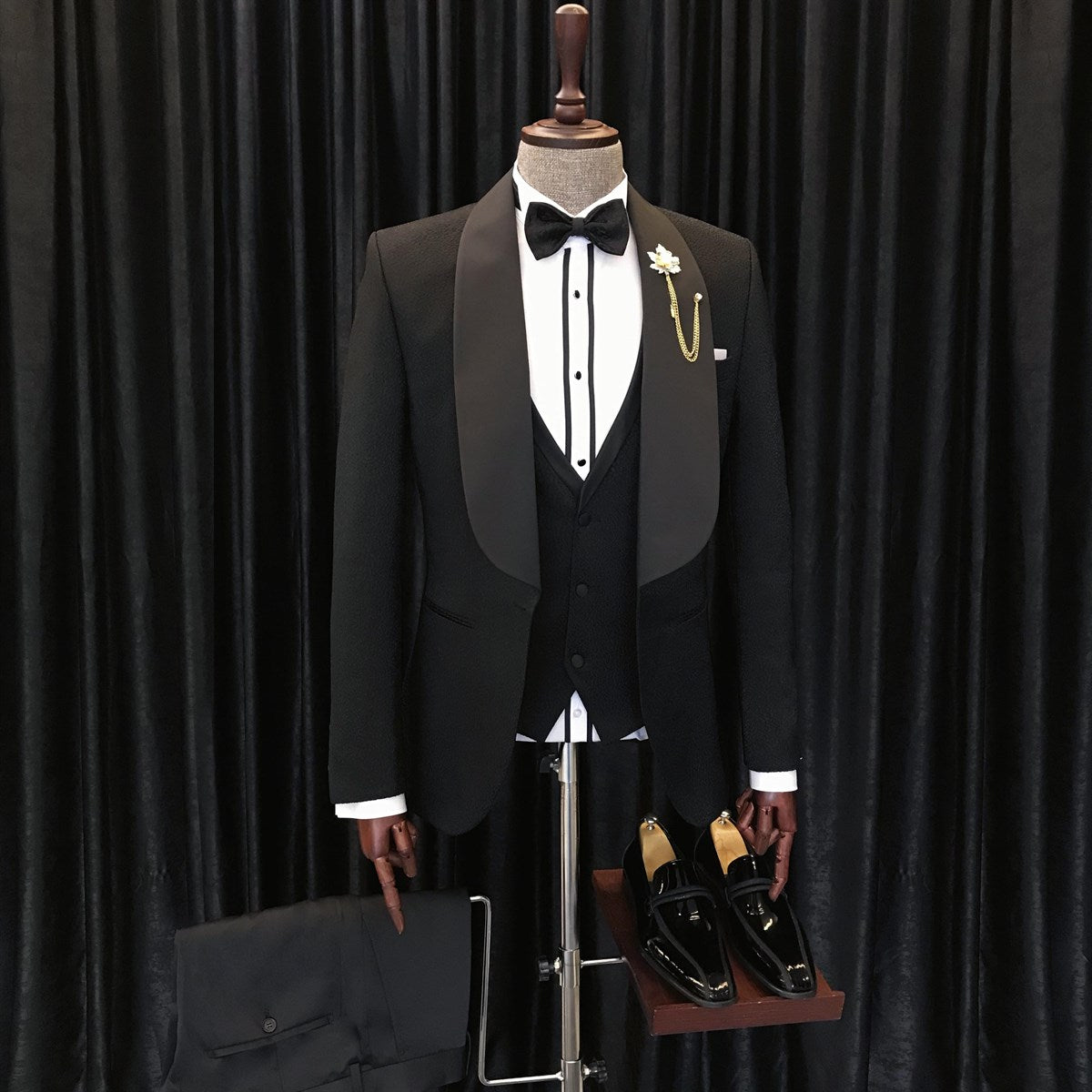 Alfred Chic Black Three-Piece Shawl Lapel Wedding Men's Suits