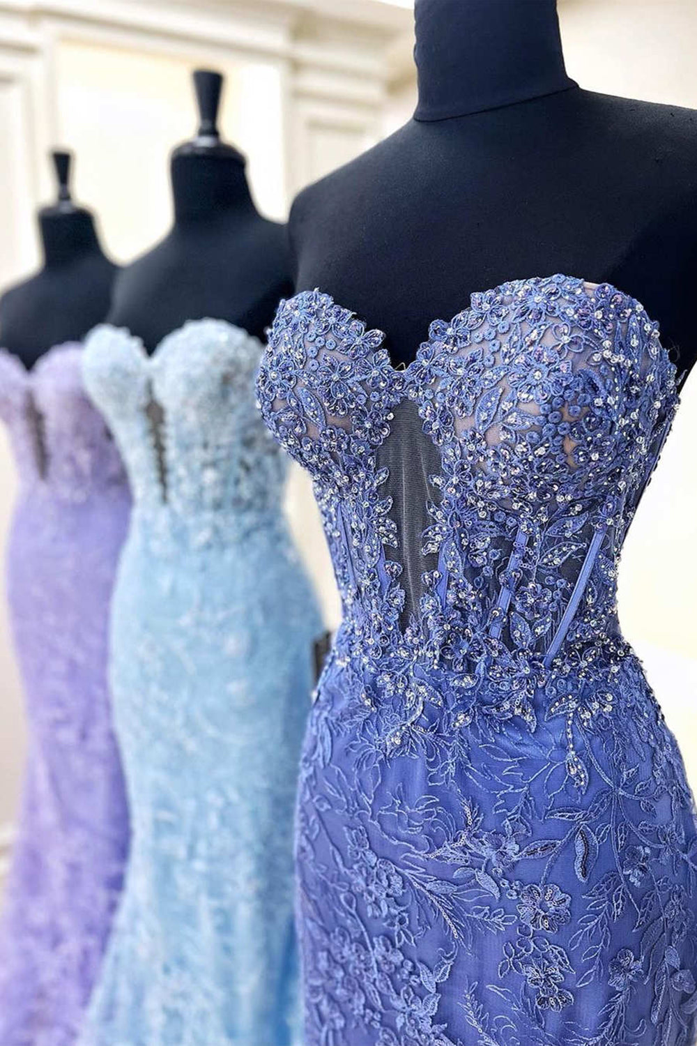 Elegant Black Mermaid Sweetheart Corset Prom Dress Featuring Appliques