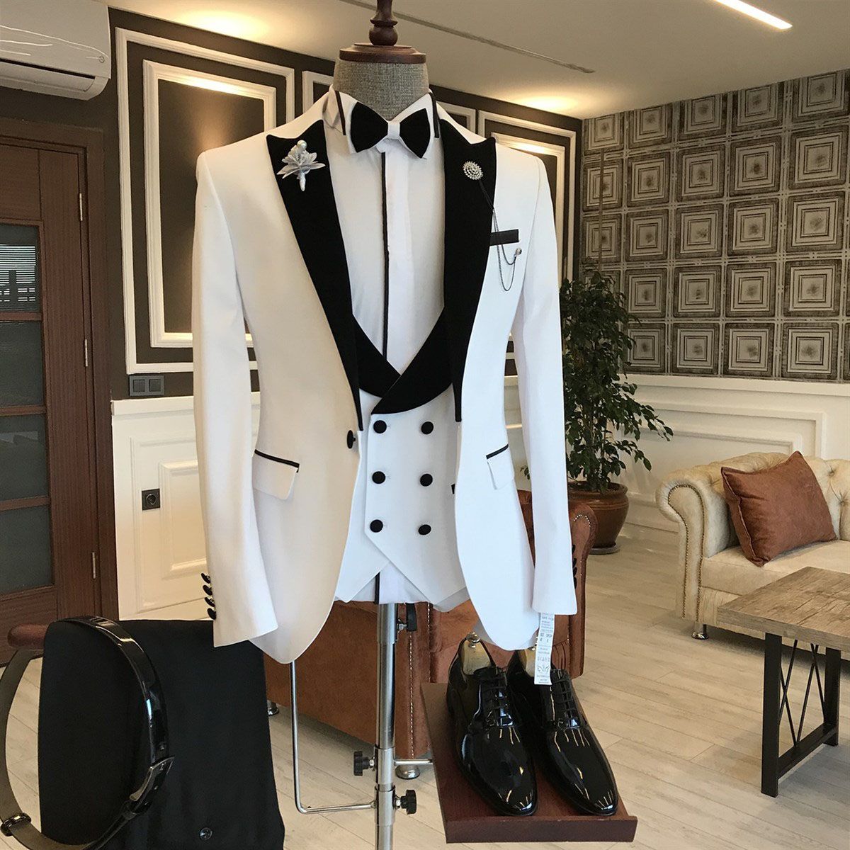Fashion Gentle White Mixed Black One-Button Prom Attire for Guys with Peaked Lapel