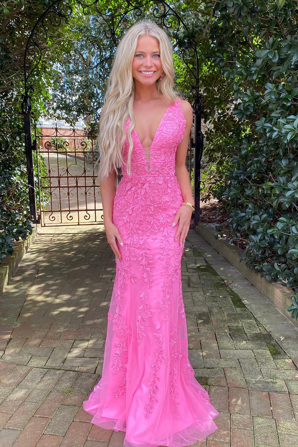 Black Deep V-Neck Mermaid Prom Dress Featuring an Open Back