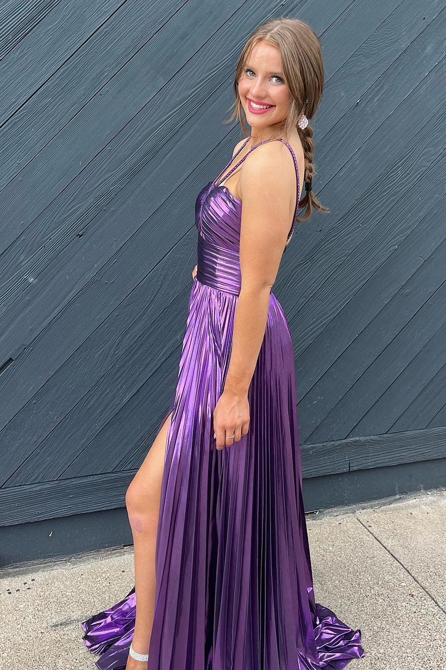 Elegant Green Pleated Halter Neck A-Line Prom Dress with Sparkly Details and Keyhole Slit