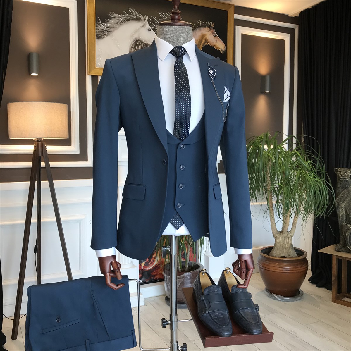 Newest Navy Three-Piece Peaked-Lapel Men's Suits for Business Occasions