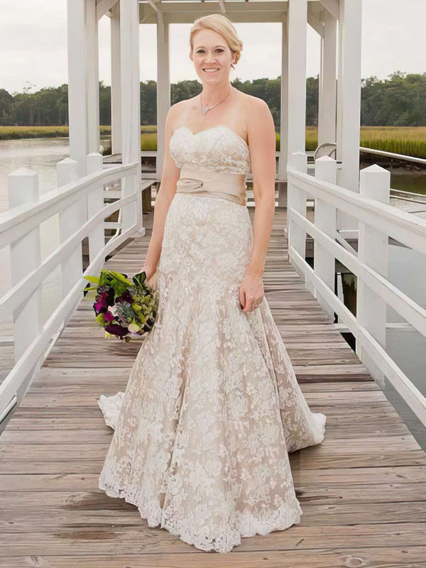 Gorgeous Trumpet/Mermaid Sweetheart Lace Wedding Dresses With Sashes / Ribbons and Sweep Train