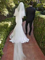 Gorgeous Trumpet/Mermaid Off-the-shoulder Tulle Wedding Dress with Appliques Lace