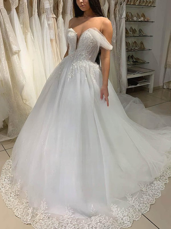 Elegant Off-the-shoulder Tulle Ball Gown Wedding Dress With Appliques Lace