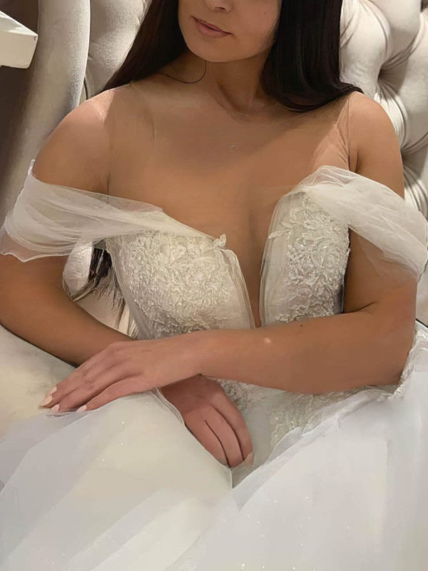 Elegant Off-the-shoulder Tulle Ball Gown Wedding Dress With Appliques Lace
