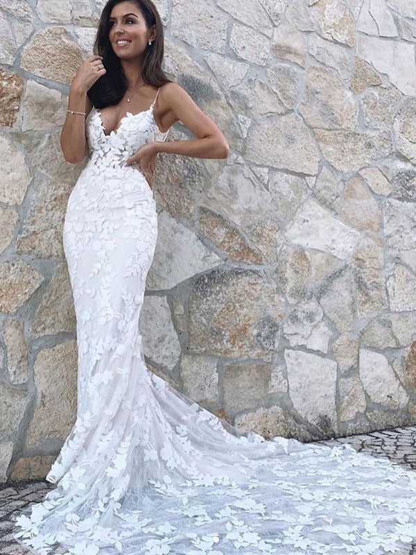 Elegant V-neck Tulle Court Train Wedding Dress with Appliques Lace